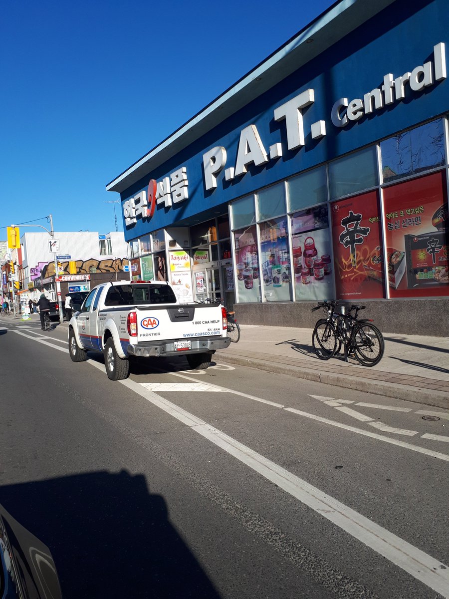 notyourlane's tweet photo. Bloor x Euclid #notyourlane

#trucks #in #the #bikelane #SortItOut 

@TorontoPolice @joe_cressy https://t.co/z1lIFN9rSk