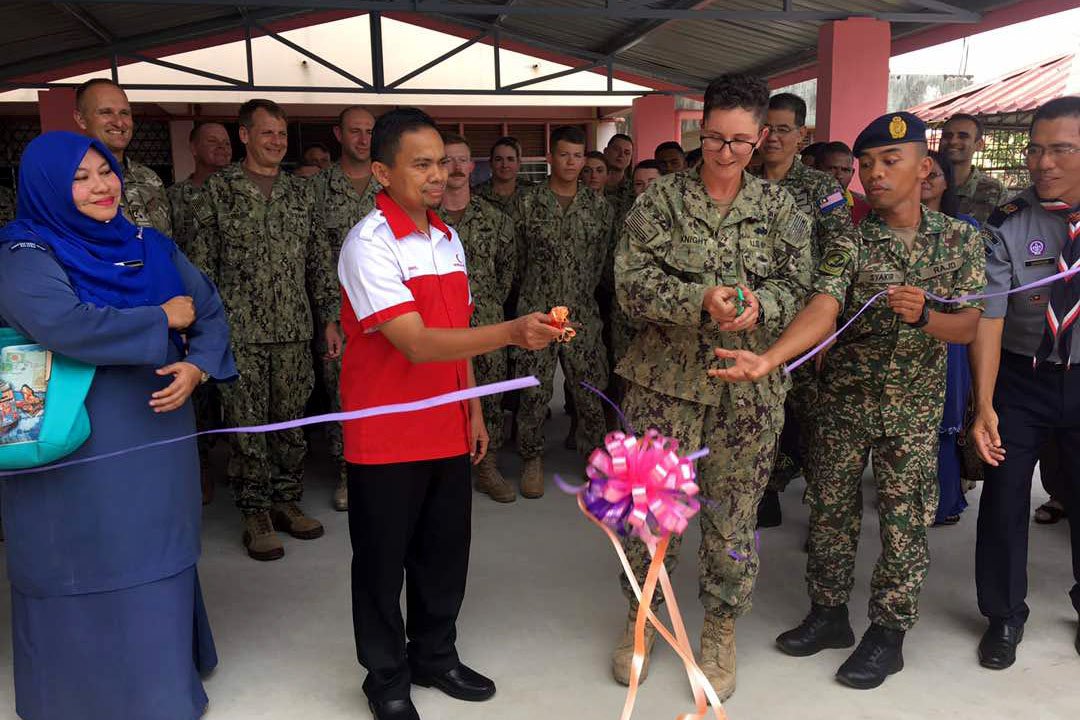 myjointforce's tweet image. Majlis Penyerahan Projek Engineer Civic Action Programme-ENCAP PP18  membina tempat menunggu serta membaiki ‘gutter’ bilik darjah Sekolah Kebangsaan Taman Tawau. 
#DefenceDiplomacy
#PacificPartnership
#teamingforsuccess
#missioneffectiveness
#interoperability
@PacificPartner