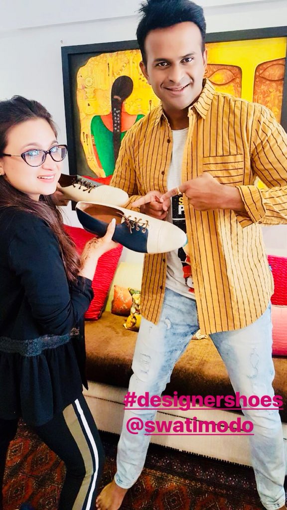 sidkannan's tweet photo. When @swatimehrotra gifts me her luxurious customized hand made #shoes ! She moulds each shoe with logos,initials,comfort and class as per your needs! I am going dancing tonight wear my new shoes! π #Swatimodo #SidK #luxury #fashion #Style #Menswear #MensFashion https://t.co/rOWXHv7Ygz