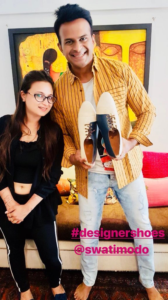 sidkannan's tweet photo. When @swatimehrotra gifts me her luxurious customized hand made #shoes ! She moulds each shoe with logos,initials,comfort and class as per your needs! I am going dancing tonight wear my new shoes! π #Swatimodo #SidK #luxury #fashion #Style #Menswear #MensFashion https://t.co/rOWXHv7Ygz