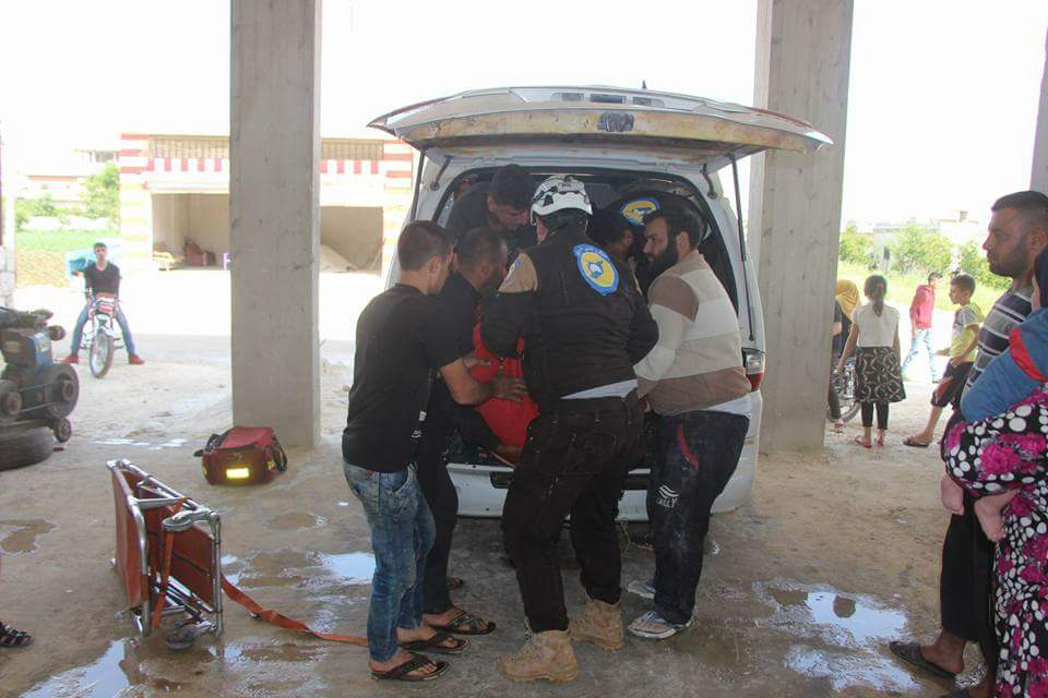 3rj5oPnn2XeKaYg's tweet photo. 5 civilians were killed and several injured, mostly women and children, as a result of an air strike with two missiles on the village of #Mshemshan in the western countryside of #Idlib. White Helmets teams worked to retrieve the victims and continue the rescue operation. https://t.co/Lttlfp26lT