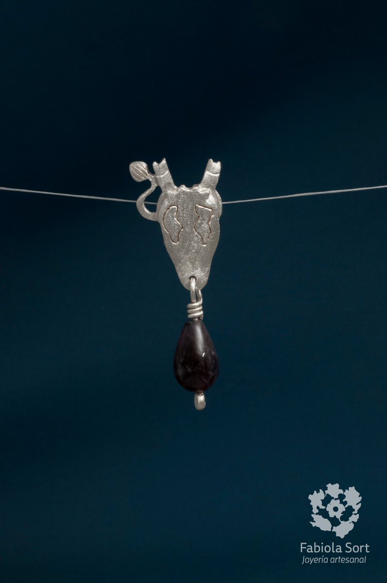 FabiolaSort's tweet image. #Colgante de Máscara con amatista en forma de gota colgando. Plata Ley .925 Todo #hechoamano y es pieza única. kichink.com/buy/1541929/un… …
#Kichink #Joyas #FabiolaSortJoyeríaArtesanal
#jewelry 
#Foto de @filtrodeplata
