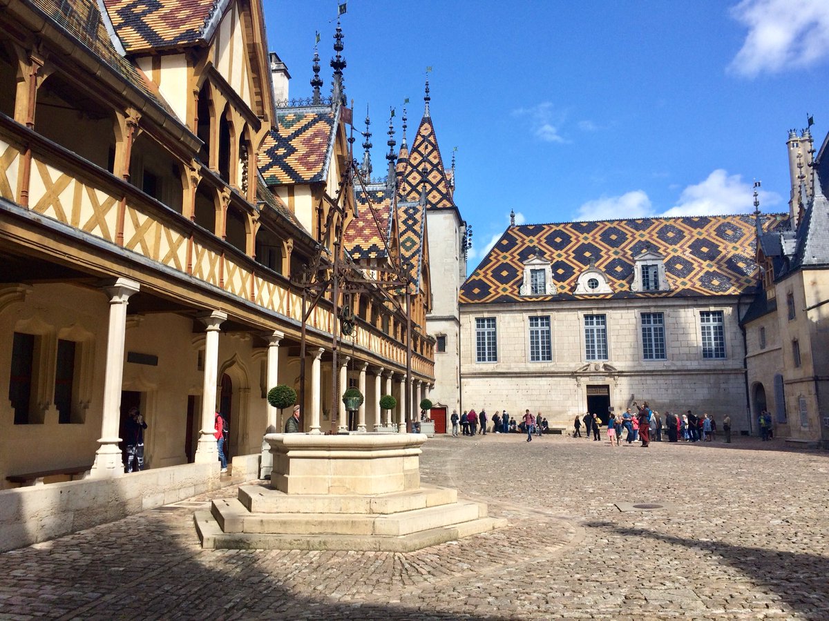 savannahosbourn's tweet photo. The colorful Hospices de Baune, or Hôtel Dieu, served as a hospital for the poor during the 15th century. @EmeraldWaterway #baune #burgundyregion #france #travel https://t.co/7XgXdlQCKl