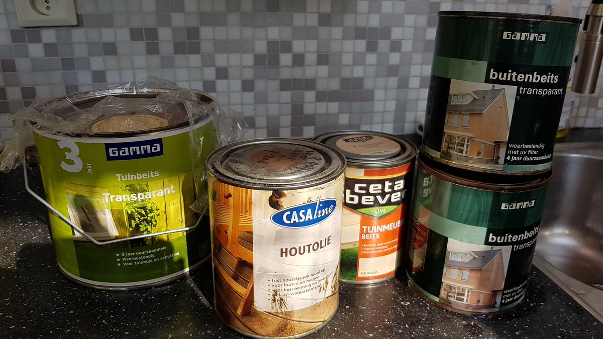 rositacusters's tweet photo. Alle restjes bij elkaar in 1 emmer om de houten buitenvlonder te #verven. Is dat een idee of juist niet? Er zit #olie bij en #beits. #dtv https://t.co/zwgsqqJInO