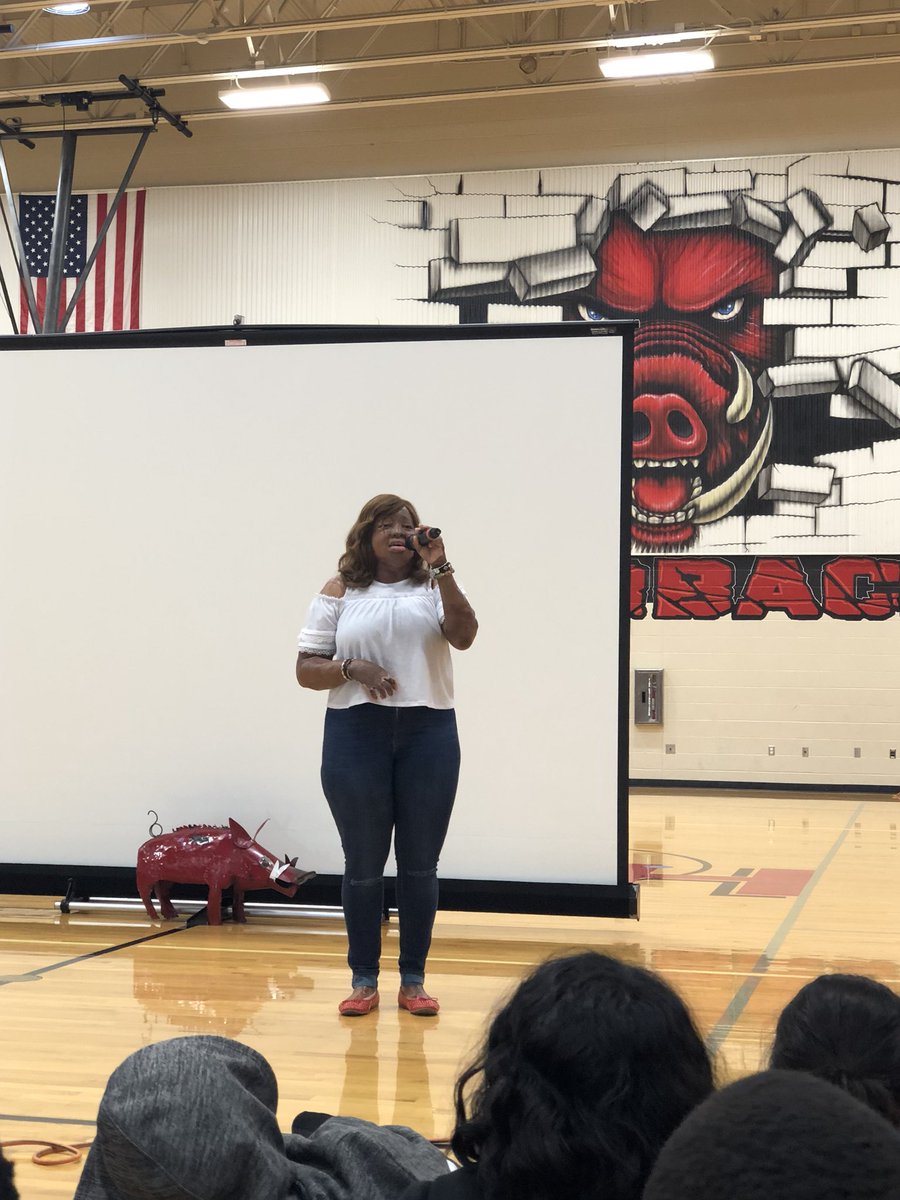Facebrusher's tweet photo. What an awesome day to be a Razorback! @RodeoPalms @Kechi inspired our students with her message and voice! #faith #beconfidentinYOU https://t.co/5kmhZfBVXc