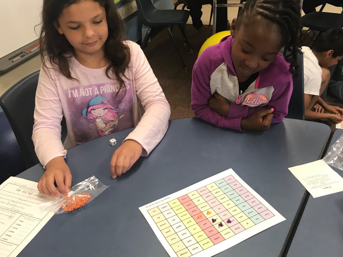 ChrisParadise's tweet photo. Working on our six syllable types this morning with a game of 4-Square! @MidDelSchlFound, thanks for funding this! #OklaEd #MDPurpose #LeadAtSteed https://t.co/ue4gxyFYAn