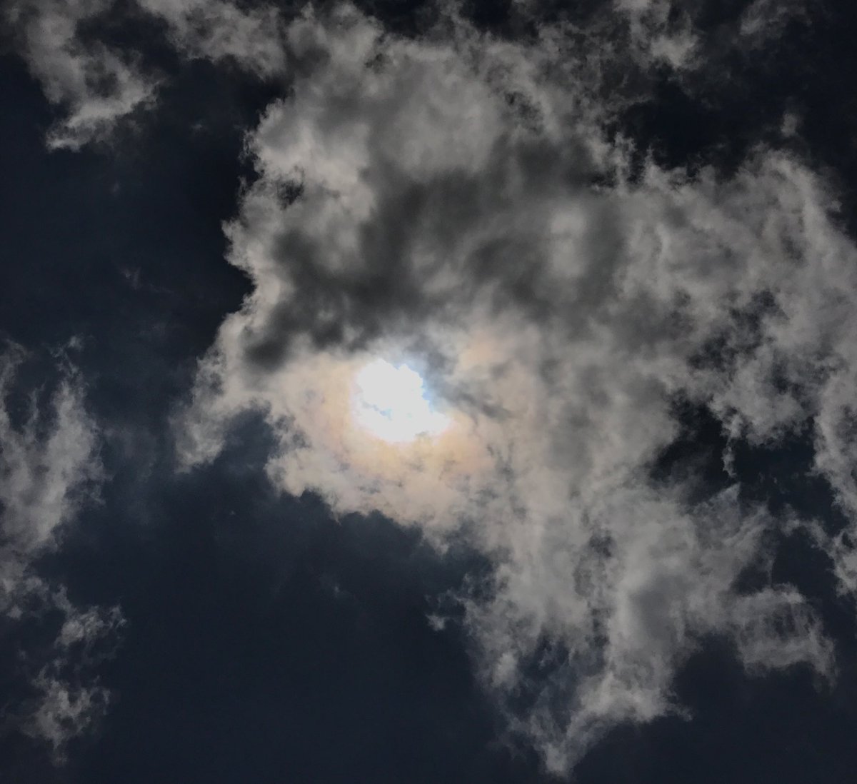 "ربَّاهُ إني مُثقلٌ وأكادُ أفتقدُ الشّهيق 
ربَّاهُ إني ضائعٌ والأرضُ في عيني تضيق 
ربَّاهُ إني لم أُبِح .. لا أخ يدري أو صديق 
واليومَ جئتُكَ سائلًا والجرحُ في قلبي عميق 
فاصفح إذا في ما سألتُ .. قليلُ صبرٍ .. لايليق 
عبدٌ أنا .. مُتهورٌ .. وعجول في مالا يُطيق"