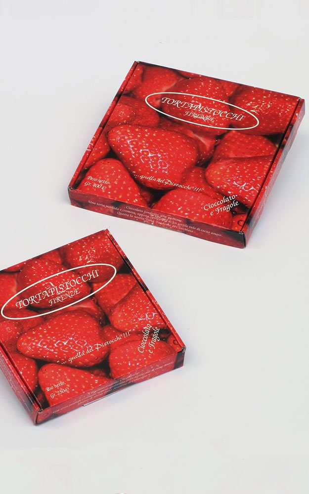 #iltempodellefragole 🍓 La nostra #Torta Fragole e #Cioccolato contiene oltre il 30% di fragole semicandite.  Leggermente più morbida della Classica,  con un delicato ma netto sapore fragoloso. Servitela accompagnata con una salsa di #fragole fresche e #panna. 🍓🍓