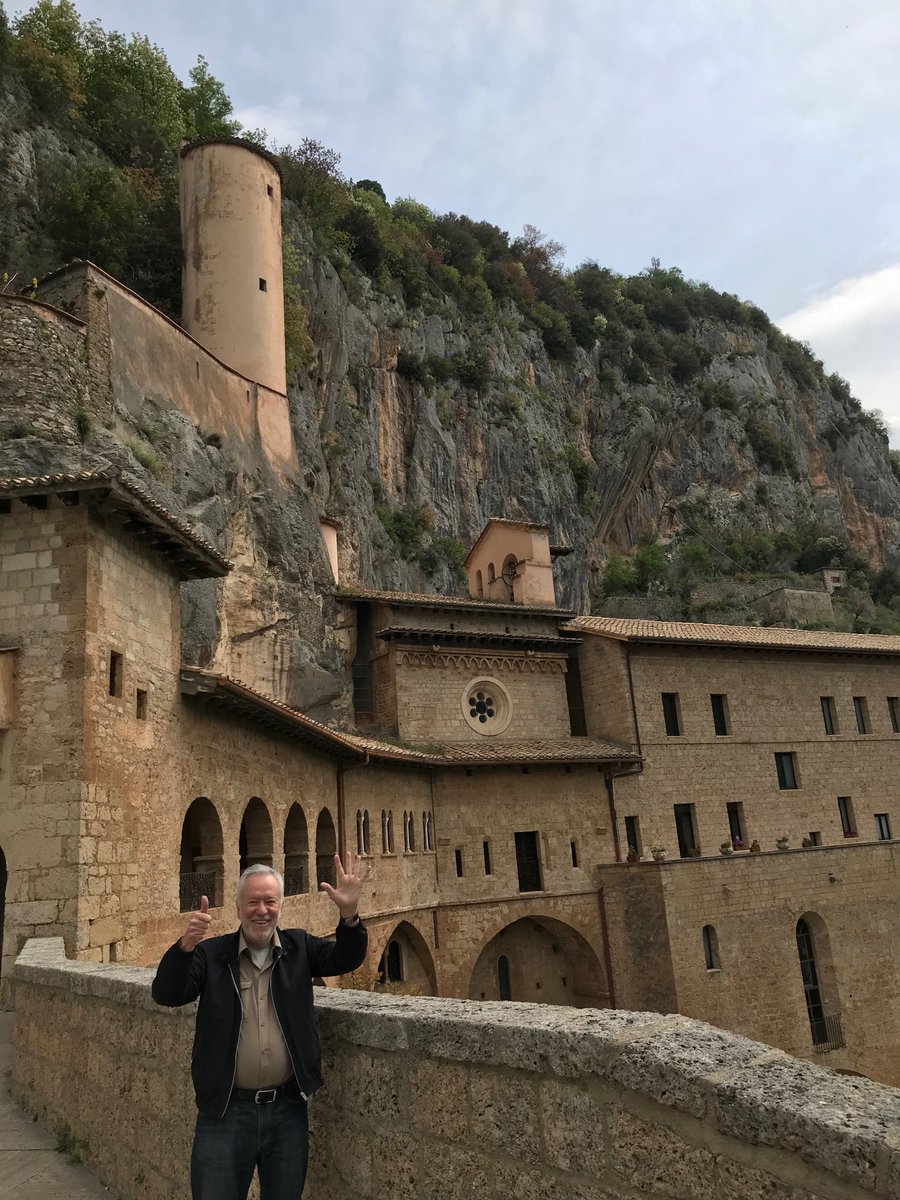 alexandregarcia's tweet photo. Recebendo os números: mais de 600 mil seguidores em menos de dois anos. No Mosteiro Beneditino em Subiaco, onde Benedetto da Norcia pregou numa caverna, há 1500 anos. Agradecido a vocês, pela companhia neste caminho. https://t.co/vg8M12av86