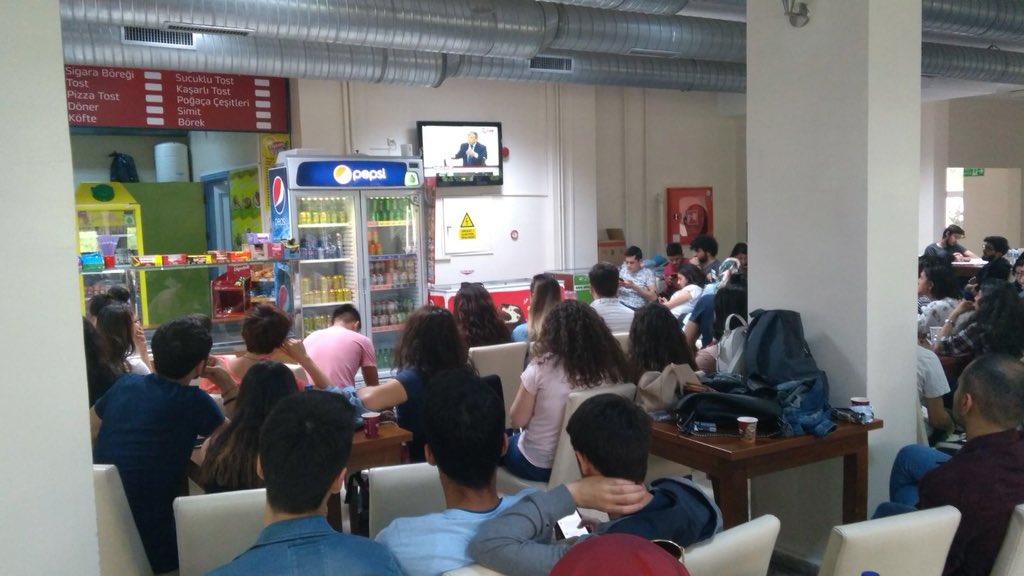 FKFeskisehir's tweet photo. Anadolu Üniversitesi’nde Fen Fakültesi öğrencileri TBMM’de görülen Anadolu Üniversitesi bölünme tasarısını Meclis Tv’den canlı izliyor.#ÜniversitemeDokunma #ÜniversitelerBölünmesin #AnadoluyaDokunma https://t.co/gYL840Fzvc