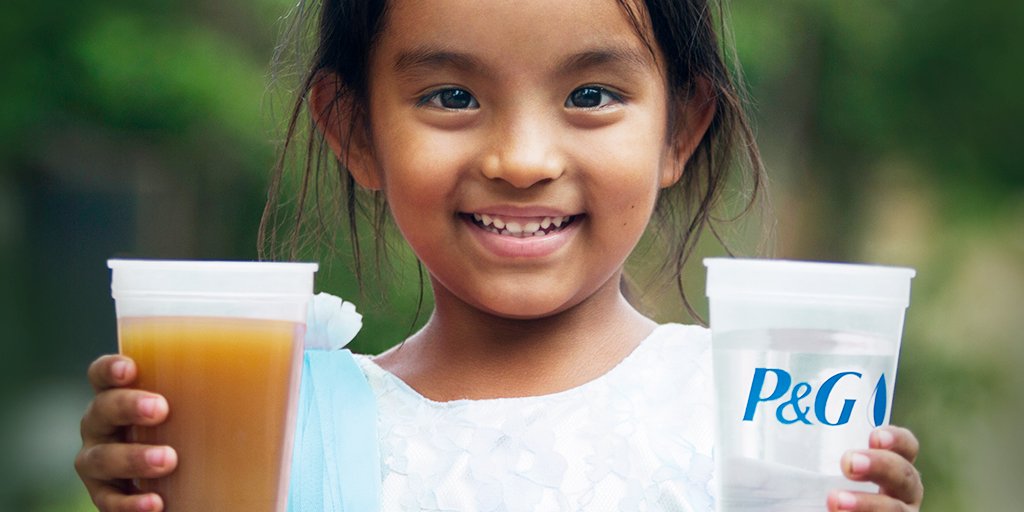 PGDeutschland's tweet photo. Vom 1. Mai bis 30. Juni P&G Produkte bei @realMarkt kaufen & das Children’s Safe Drinking Water Programm unterstützen! #Trinkwasser #PowerofClean #CSDW Mehr: https://t.co/hCIWl1WmvL https://t.co/TtrLM5iYQA