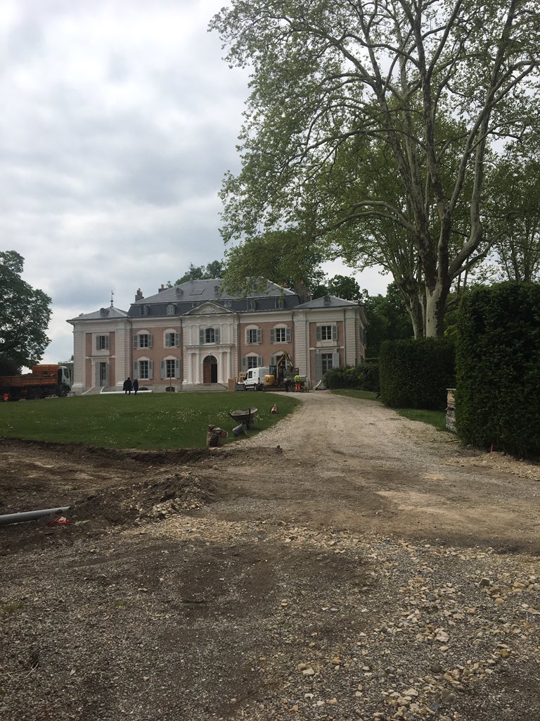 leCMN's tweet photo. Après la réouverture du château de #ChampsSurMarne, la restauration de la @VillaCavrois, le projet #AzayRenaissance, @leCMN a engagé la restauration du Château de #Voltaire qui rouvre prochainement. ☝️#Ferney https://t.co/zlfbStdZhW
