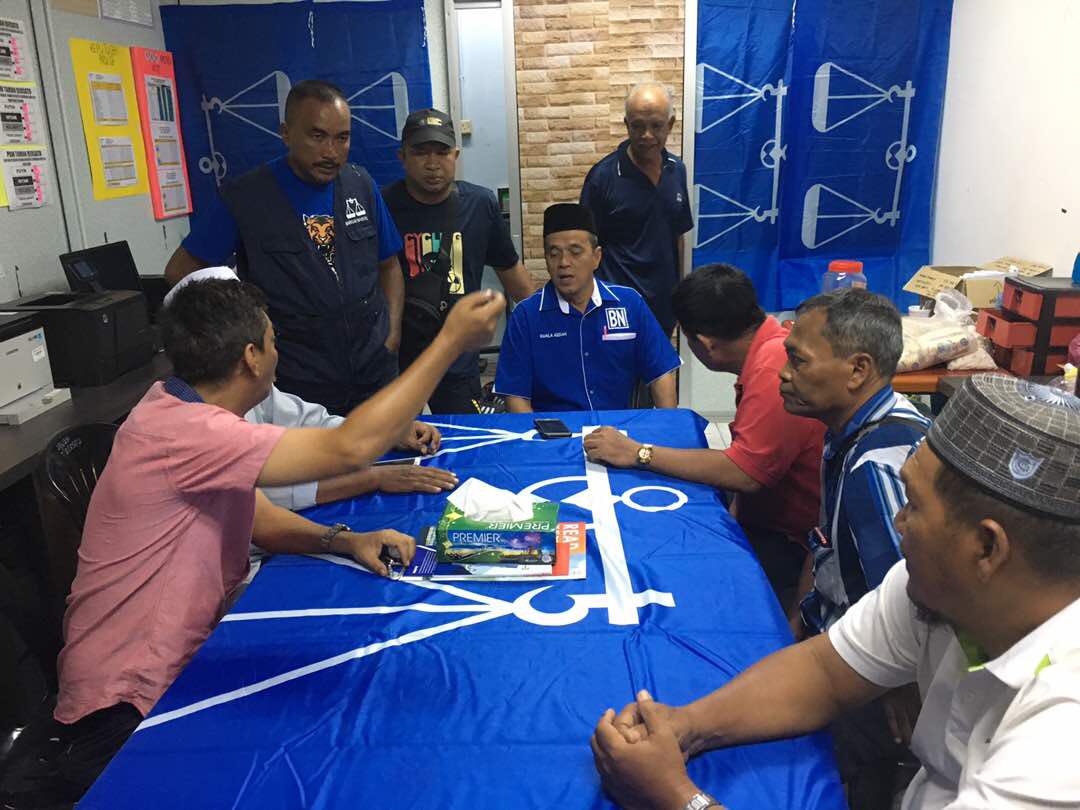 DatoHalimSaid's tweet photo. Walkabout calon BN DUN Pengkalan Kundur Dato' Hj Abdul Halim Said di PDM Cawangan Taman Bersatu. https://t.co/1dc1dMTfIb