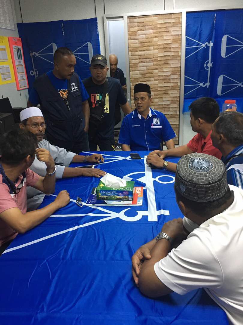 DatoHalimSaid's tweet photo. Walkabout calon BN DUN Pengkalan Kundur Dato' Hj Abdul Halim Said di PDM Cawangan Taman Bersatu. https://t.co/1dc1dMTfIb