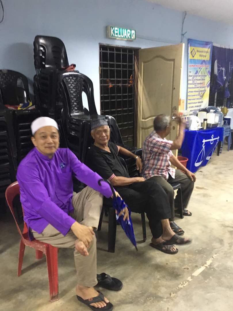 DatoHalimSaid's tweet photo. Walkabout calon BN DUN Pengkalan Kundur Dato' Hj Abdul Halim Said di PDM Cawangan Taman Bersatu. https://t.co/1dc1dMTfIb