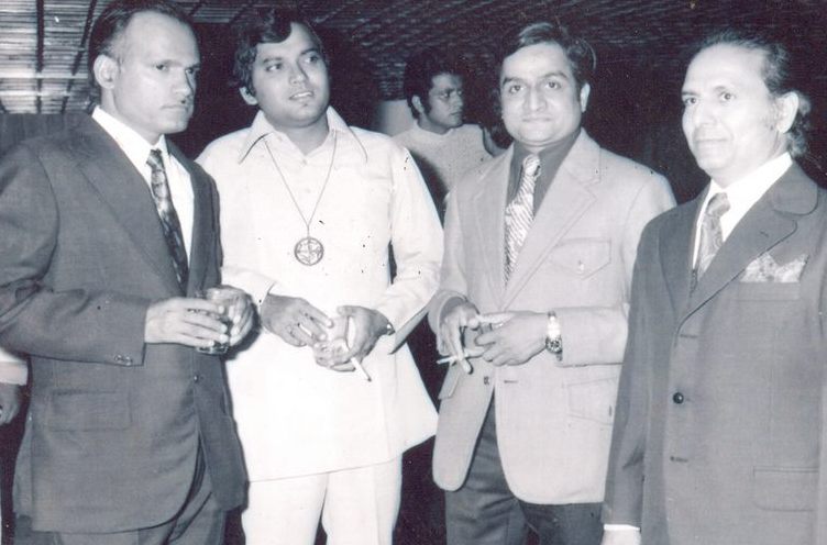 Movies N Memories på Twitter: "Music director Shankar with lyricist  Vithalbhai Patel, Subhash Ghai and Manoj Kumar in the background.  @SubhashGhai1 @MuktaArtsLtd https://t.co/NBhY7WhjL6" / Twitter