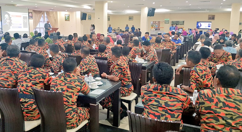 DrAliHamsa's tweet photo. Menghadiri sesi Teh Tarik yang menarik dengan penjawat awam Daerah Kemaman, Terengganu. 

Terima Kasih meluangkan masa anda untuk saya. 

#MerakyatkanPerkhidmatanAwam 
#NBOS
@jpa2day 
@jpmgov_ https://t.co/fbFPm9Ik7r