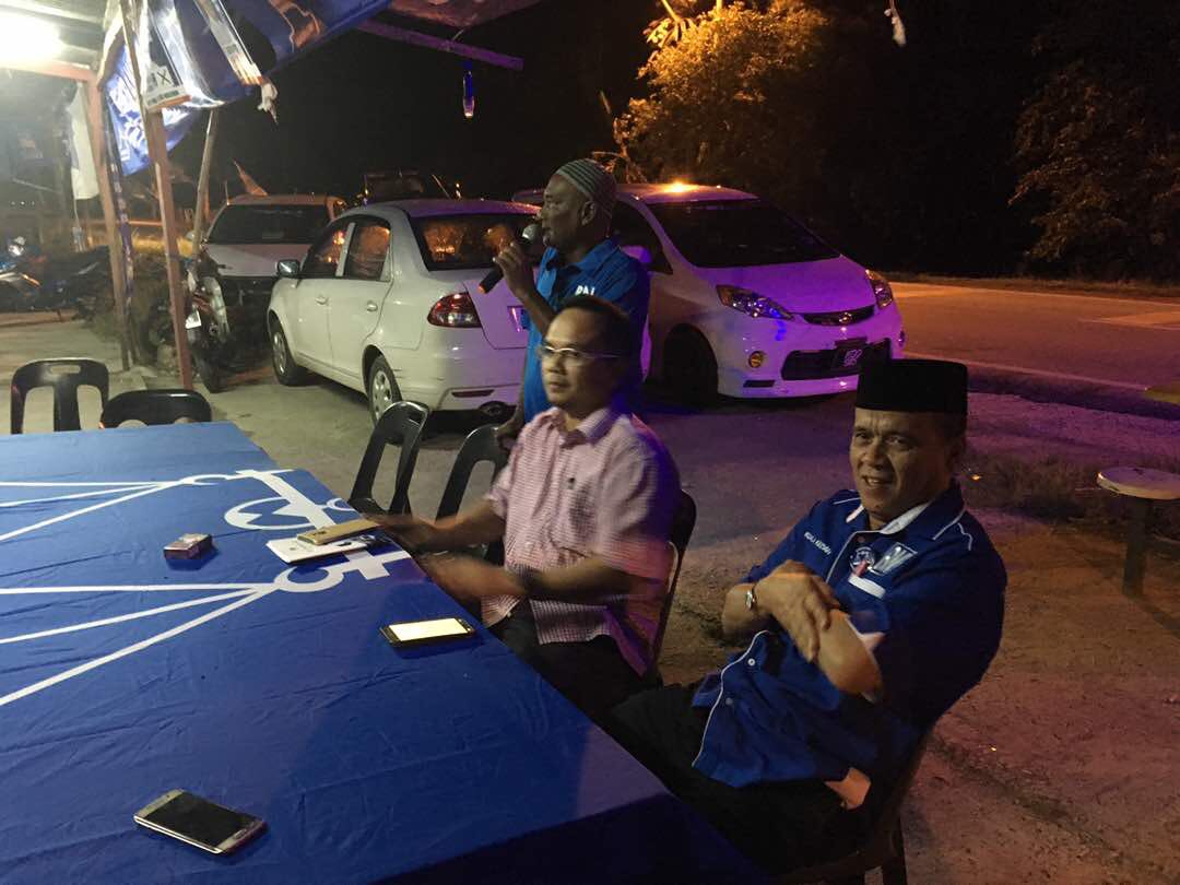 DatoHalimSaid's tweet photo. Sembang santai ramah mesra calon BN DUN Pengkalan Kundur N17 Dato' Hj Abdul Halim Said dan isteri di Kampung Batas Paip. https://t.co/Qqx3ENNXD3