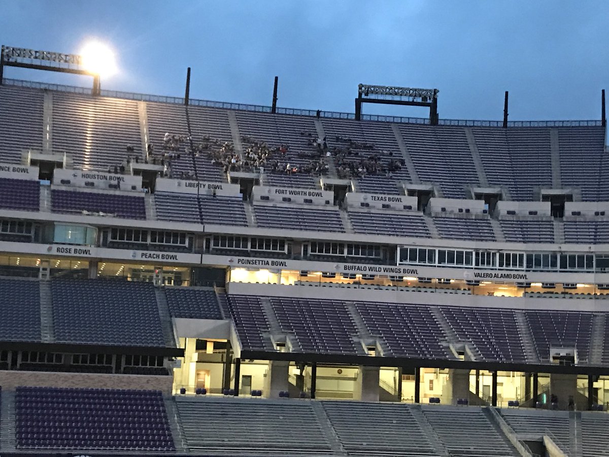 AGS_TCU_ALUMNI's tweet image. Watching the Class of 2018 gather for Senior Sunrise. #TCUAlumni