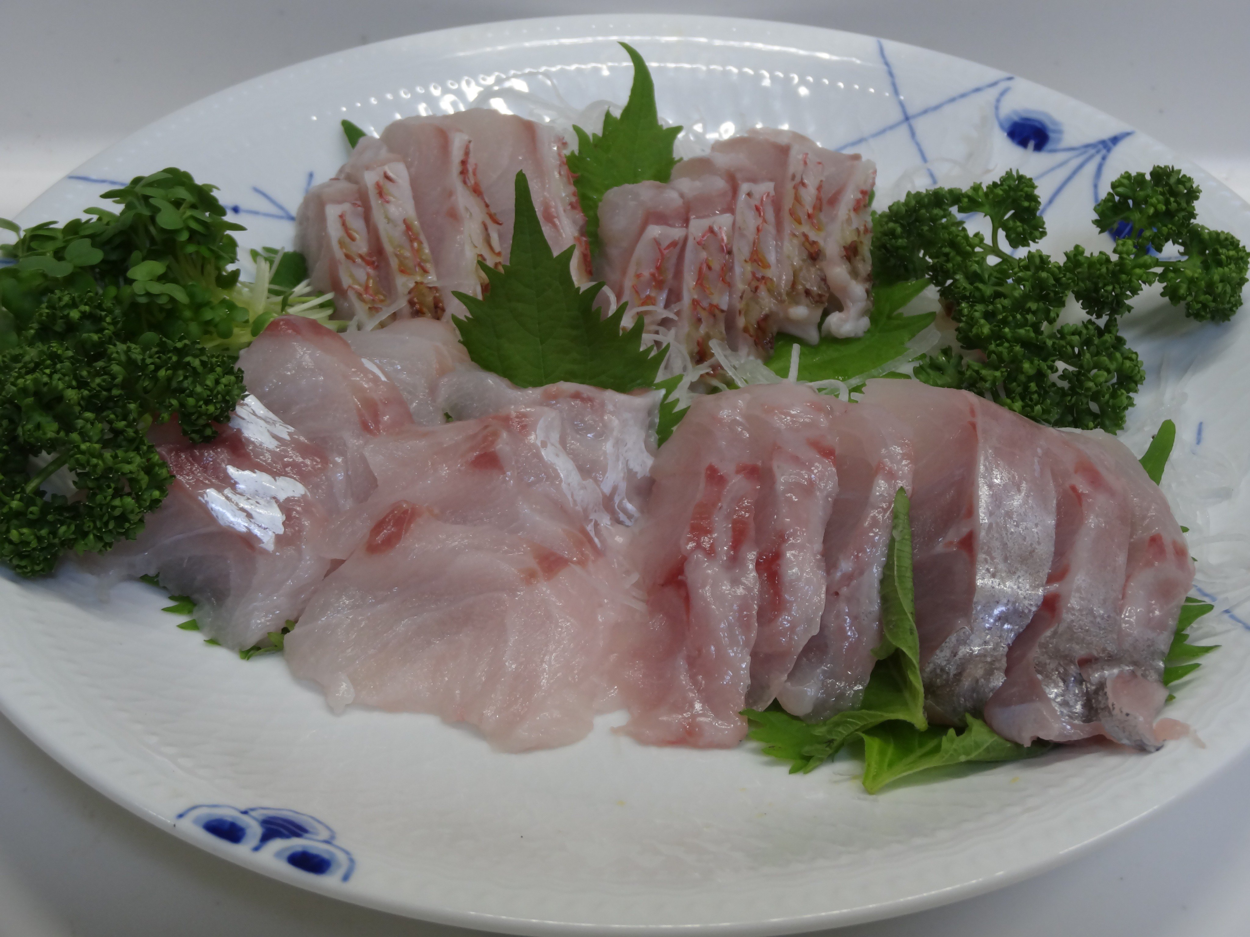 マルソータ アカムツとクロムツの刺身 アラ煮 小ムツの煮付け 肝の煮付け アカムツは湯引も造りました 食べ比べるとアカムツ の上品な脂に軍配でしょうか でもクロムツも旨いには変わりない アカムツは肝の味が濃いのも特徴ですね 日本酒が止まらない
