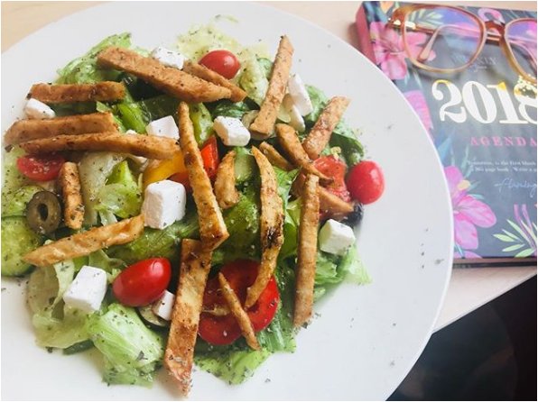 chilihousejo's tweet photo. Greek Salad 🥗 + Grilled Chicken.. Cause why the hell not! #YALLACHILI #proteins💪 #ForTheGains #KeepingItFresh #HustleForTheMuscle #CleanEating #EatYourGreens #EatYourVeggies #LoveJo #Detox #MuscleMass #LunchAtWork #GoLocalJo #BeAmman #Nashama #JordanFirst #ChiliHouse #Paleo https://t.co/2tnsbjAhc9