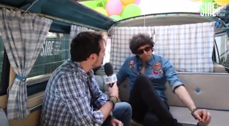 ChiaraParanoia's tweet photo. Ermal che durante l’intervista si pulisce le scarpe è me.
#ErmalMeta1M2018 https://t.co/fzozBOyppx