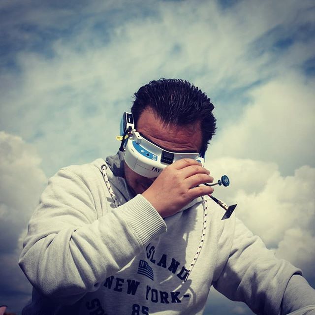 Owl_FPV's tweet photo. Red-handed! #fpvmania #fpv #farshark https://t.co/XwkSUm0Ddr https://t.co/8tmsUrbJUy