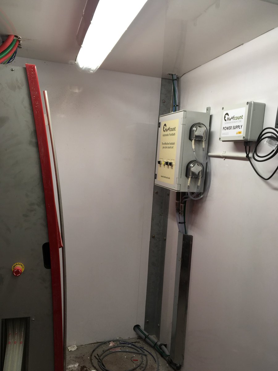 Hoofcount1's tweet image. Nice to get in before the cows on this footbath installation today #dontsmelltonight #cleantools