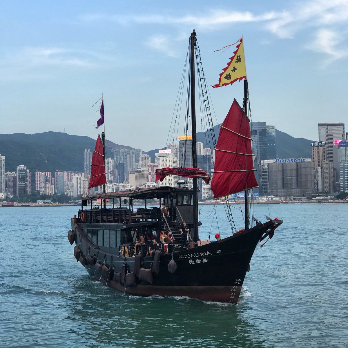 jeromedelaveau's tweet photo. La photo carte postale du jour #jonque #hongkong https://t.co/Sgvj8G9Z4o
