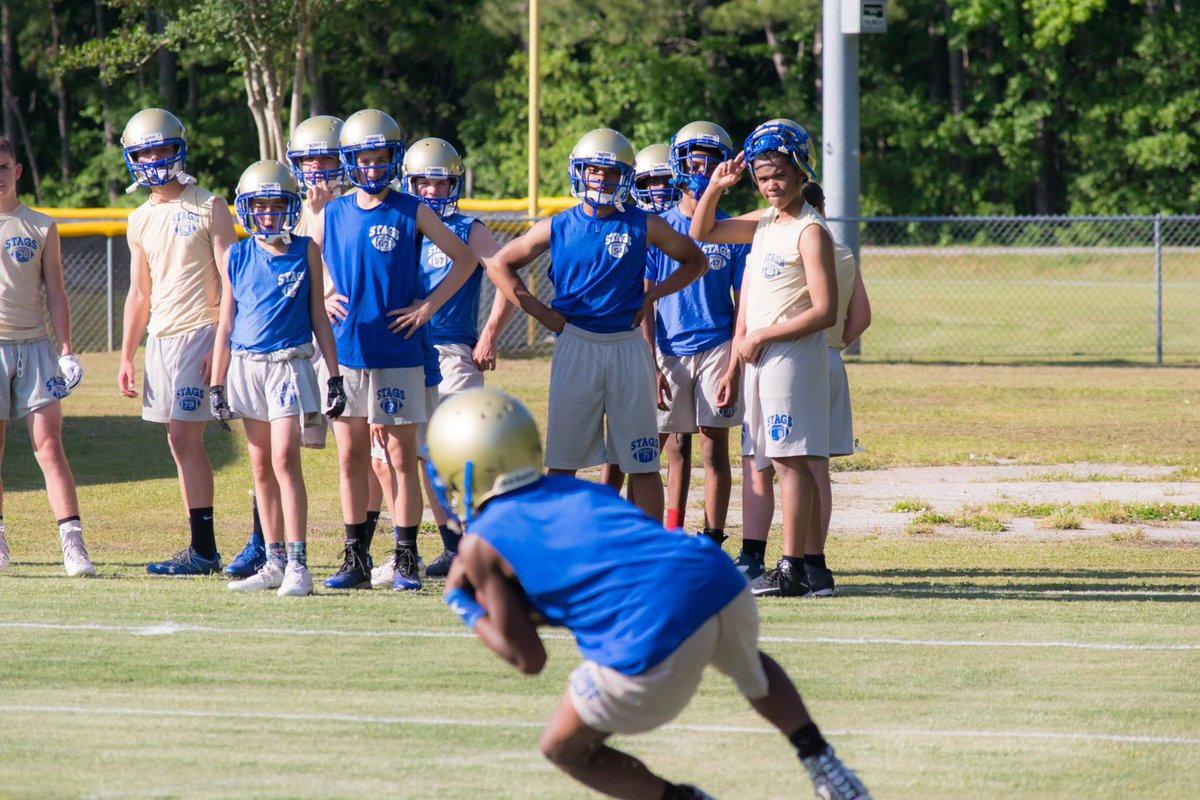 football_stag's tweet photo. Peep the album from first day of B-team Spring Practice #stagstrong🦌🏈 @coachrob65 @BerkeleyStags 

https://t.co/YHvzuqWpXM https://t.co/RiQhrV69YQ