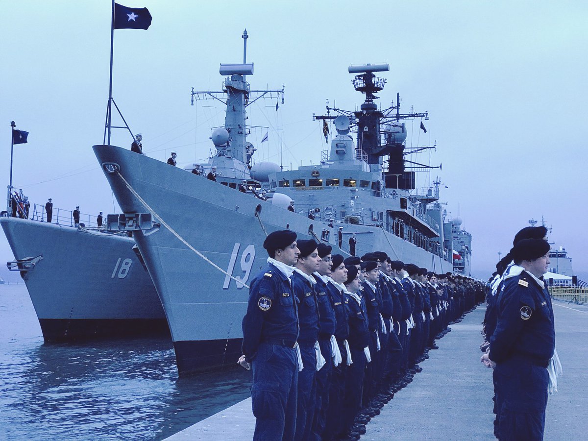 Armada_Chile's tweet photo. Dotaciones de la diferentes Unidades y Reparticiones de la principal Base Naval de la Armada, esperan el arribo del Presidente de la República, Sebastián Piñera para dar inicio a la ceremonia de inicio del #MesdelMar del #bicentenario https://t.co/nfQ9hwcaXd