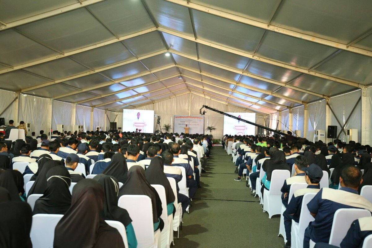 Kedua, saya ucapkan terimakasih pada keluarga besar panasonic gobel dan investor jepang yg tlah banyak berkontribusi bg peningkatan ekonomi, penciptaan lapangan kerja dan peningkatan kapasitas ekspor Indonesia.