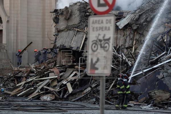 InfobitRD's tweet photo. Los bomberos prosiguieron hoy con la búsqueda de desaparecidos tras el derrumbe de un edificio incendiado en el centro de Sao Paulo la madrugada del martes y que causó al menos un muerto, confirmaron fuentes oficiales. 1/2 #DJN24Horas https://t.co/F2b9vrgeqq