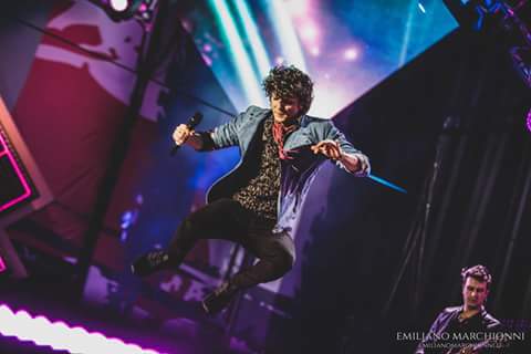 amaricord's tweet photo. Il Meta-salto sul palco del #1M2018 💛 @MetaErmal @famedalupi @primomaggioroma #ErmalMeta1M2018 https://t.co/ErGGtd5EUK