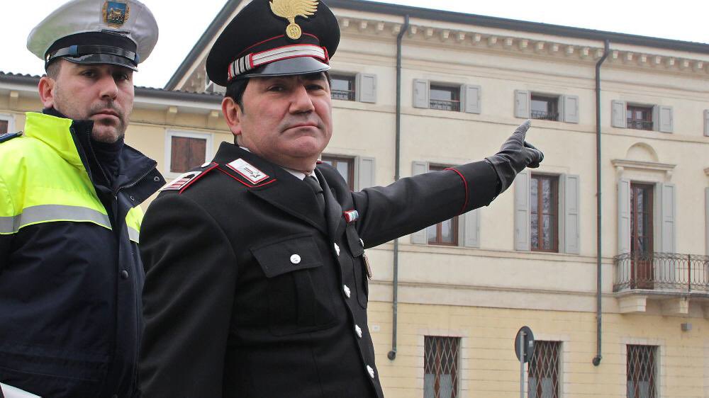RobertoRedSox's tweet photo. Carabiniere, scusa scherzavo eh, senza offesa. 
In ogni caso la mia sigla del taxi è #Roma48 https://t.co/Zp8EcYqmuD