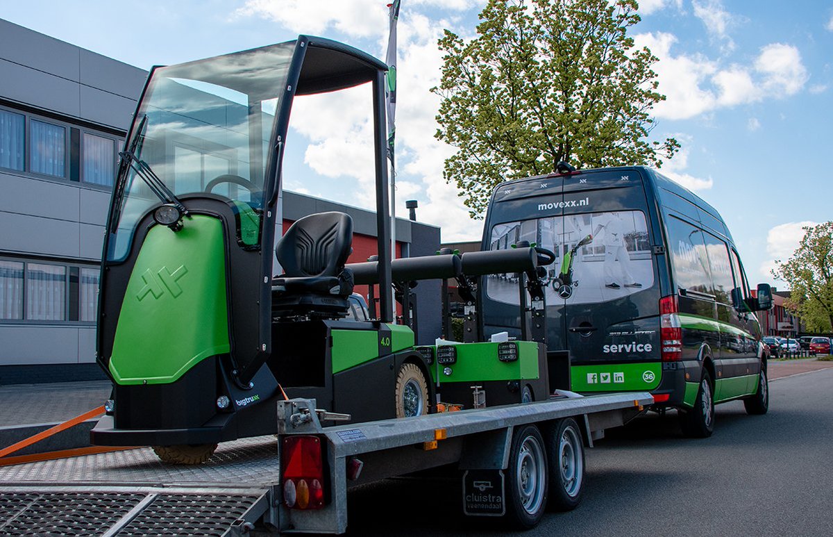 movexxnl's tweet photo. Movexx is on the road again. Delivering a nice order for @AmphiaZKHuis . A nice chance for you to check our new cabin for the Bigtruxx 4.0 #Materialhandling #Electrictug #Electrictowtractor #towtractor https://t.co/gS63X6owjH