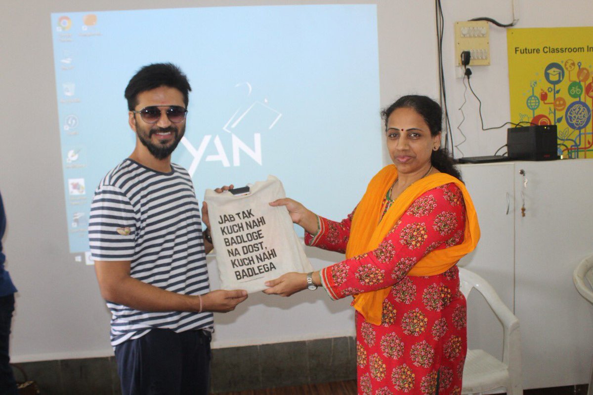 UnstoppableYUVA's tweet photo. The Rockstar @ItsAmitTrivedi decided to celebrate his bday at grassroot with underprivileged children at Yuva BMC School. @hdfcsec has adopted this school and has gifted Digital/ smart class to these children. #hdfccares #hdfcbank #righttoeducation #amittrivedi #digitialindia https://t.co/5CgpDW7OiC