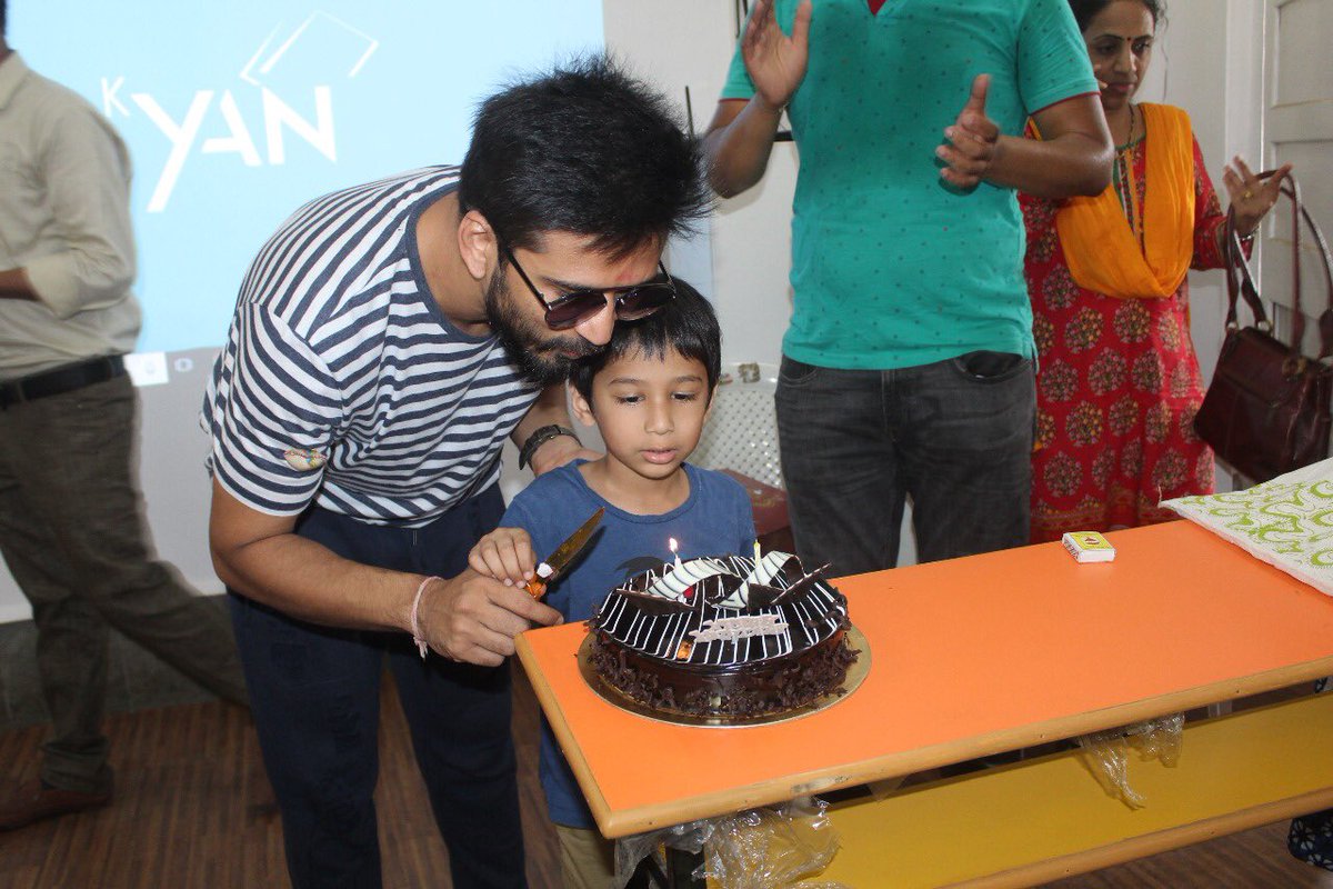 UnstoppableYUVA's tweet photo. The Rockstar @ItsAmitTrivedi decided to celebrate his bday at grassroot with underprivileged children at Yuva BMC School. @hdfcsec has adopted this school and has gifted Digital/ smart class to these children. #hdfccares #hdfcbank #righttoeducation #amittrivedi #digitialindia https://t.co/5CgpDW7OiC