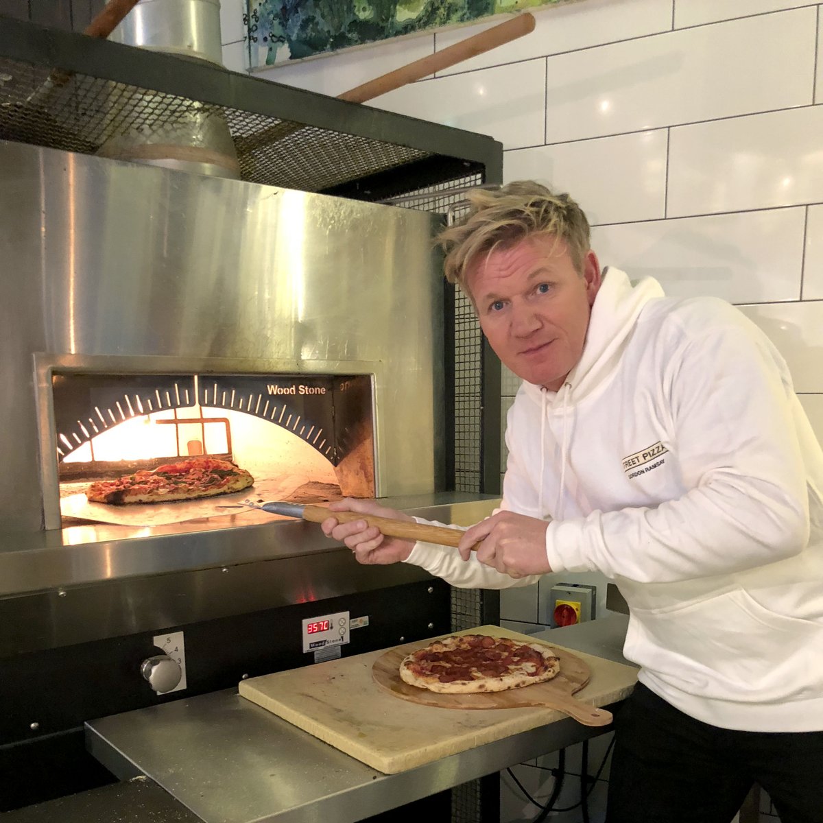 Tilly had a go now it's my turn ... and we all know who's #pizza will win ! #upyourstreet <a href="/GRStreetPizza/">gordonramsaystreetpizza</a>