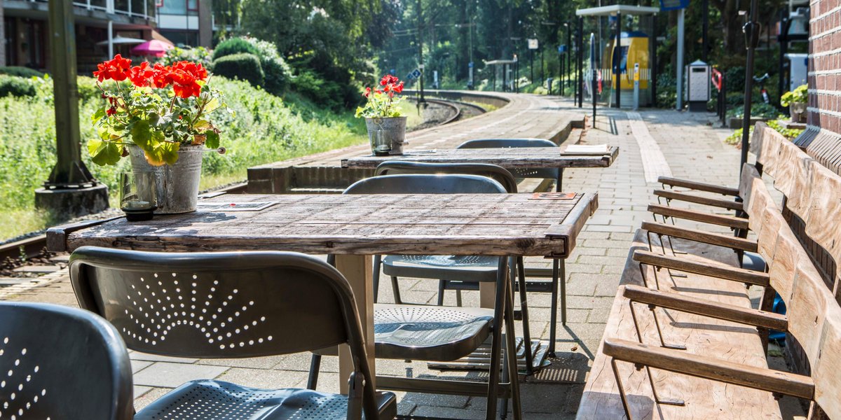 De zon gaat weer schijnen! Kom op ons terras genieten van een heerlijke lunch of borrelplank! Met wie kom jij? Bekijk hier onze openingstijden >> ow.ly/bTLy30jKklL