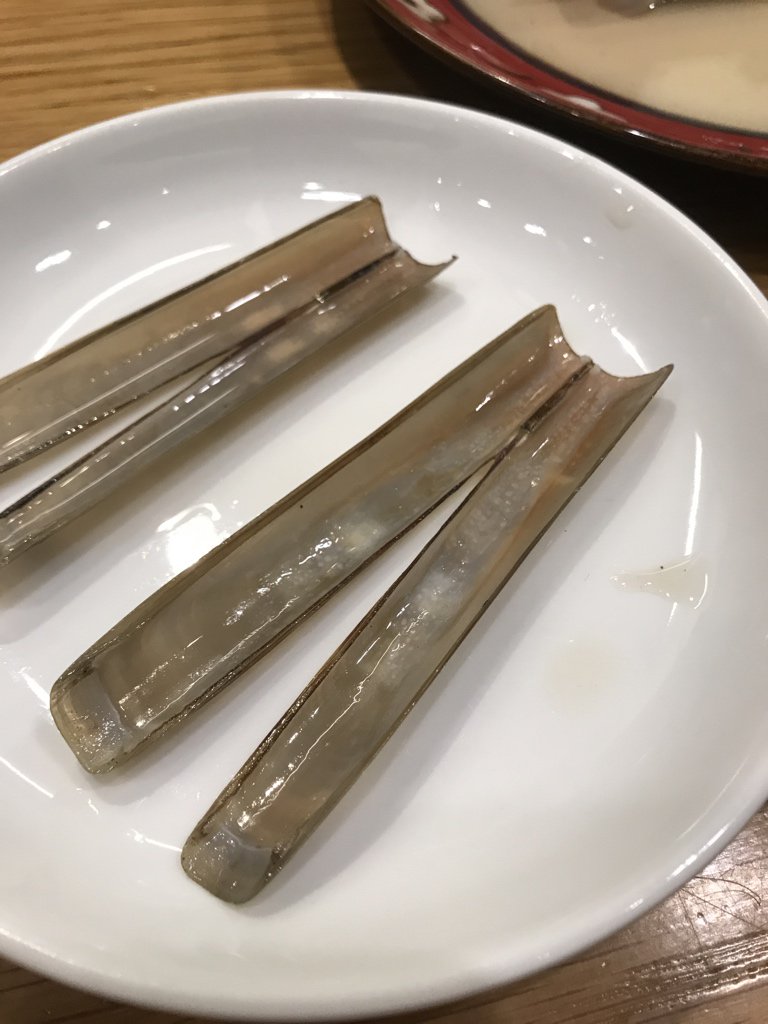 津駄 Masaki E Tsuda そういえばマテ貝を初めて食べたんだけど 貝殻こうなってんのね 殻閉じても密閉されないし 蝶番の位置はそこにあるんだ