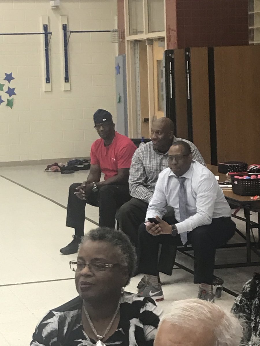 mashworth928's tweet photo. Giving thanks to our Executive Board Members last night during our PTA mtg for a great year and electing the new board! We LOVE and APPRECIATE the BOES PTA! @boespta @KAlexWallace https://t.co/PHsl7ymBrw