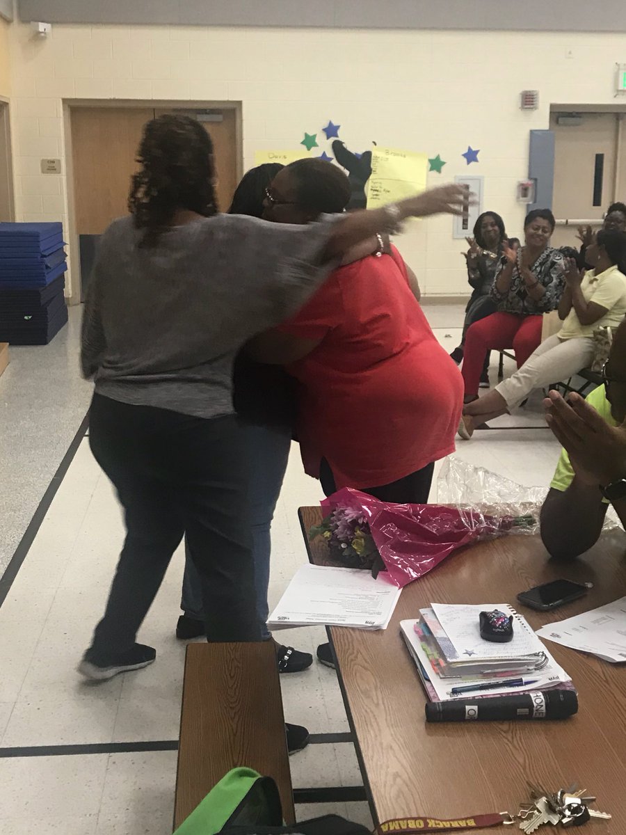 mashworth928's tweet photo. Giving thanks to our Executive Board Members last night during our PTA mtg for a great year and electing the new board! We LOVE and APPRECIATE the BOES PTA! @boespta @KAlexWallace https://t.co/PHsl7ymBrw