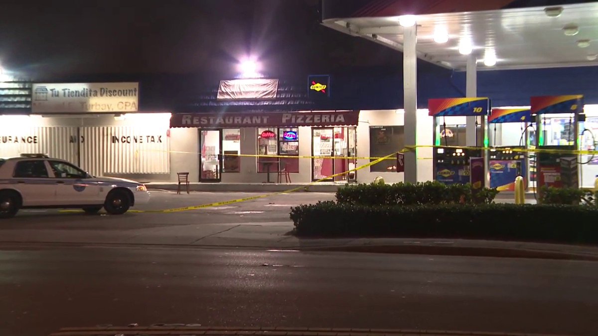 Argument escalates, leads to shooting at Miami pizzeria bit.ly/2jmVRX5?utm_so… https://t.co/1UqeSsEMtk