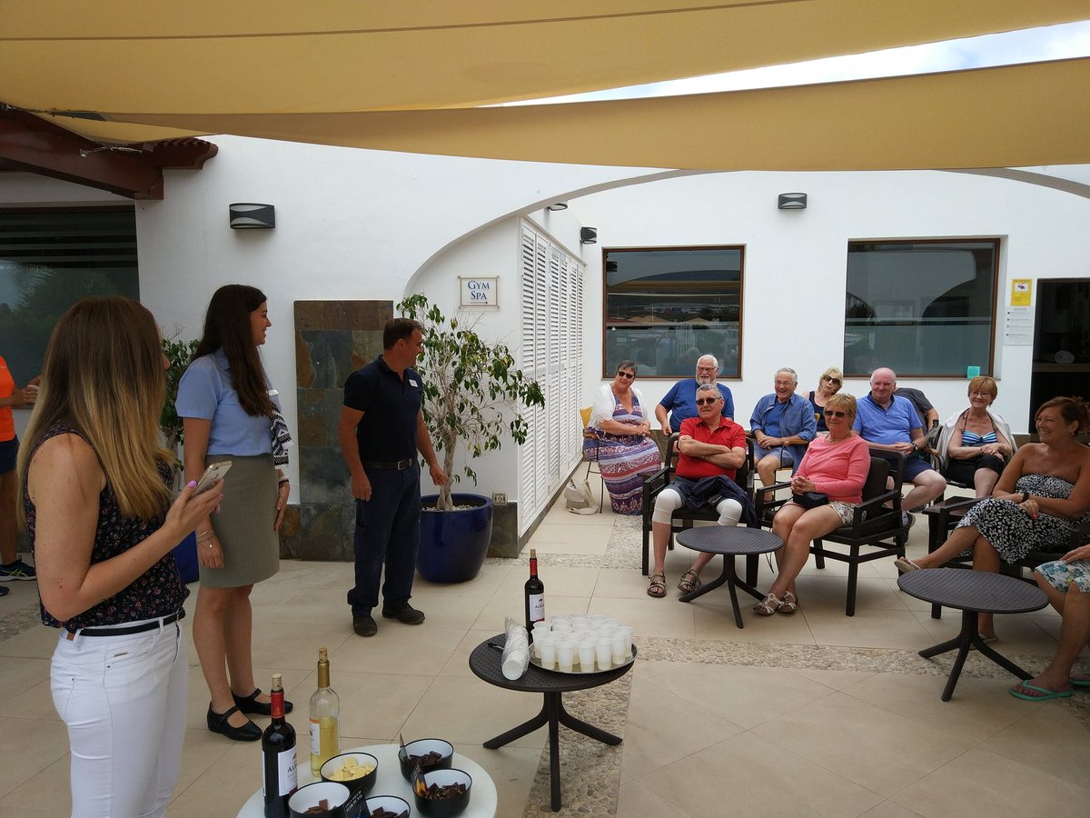 DavidTNF0's tweet photo. We had an #extraordinay #audience today in our #wine and #chocolate #DRIExperience+ We never had so many #happy #smiling faces before! Enjoy!! #DPerfectservice #DRITechsavvy @Rtccsvc_luisa @NoemiG_RC https://t.co/RTonMWCEy3