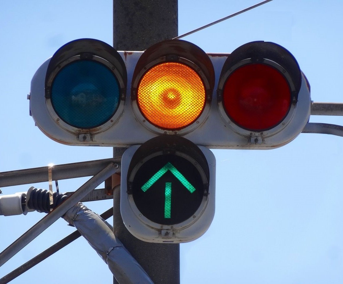 たこ 道路好団垢 道路ネタその6 神奈川県内にも黄矢印が出たり 赤矢印から直接赤になる信号が有るのですね サイクル は 青 黄矢印 赤矢印 赤 青 の順に変化します 信号機 T Co Rb8q9eocai Twitter