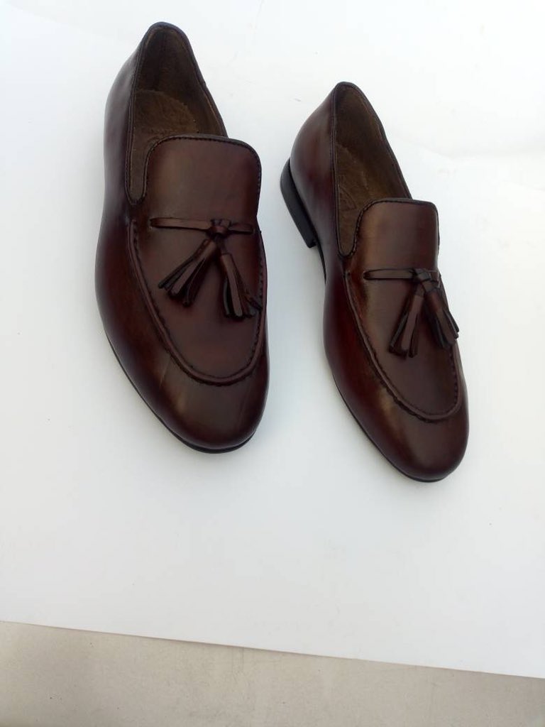 UncleJibs's tweet photo. @OgbeniDipo Hi, @hooves_NG is my IG Page, location is lagos. Shoe brand with a difference we produce belts too, pure leather, all hand made. Get your sandals,slippers,shoes,belts from hooves. Go farther with hooves https://t.co/f9yOSFoBBp