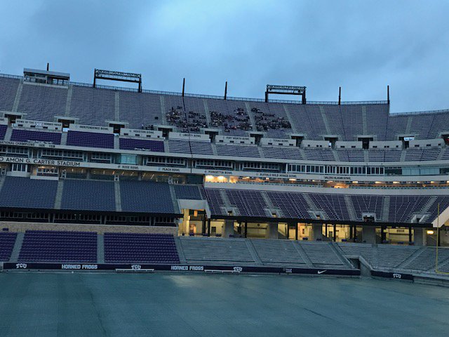 TCUAlumni's tweet image. The Class of 2018 gathered on the last day of classes to watch the sun rise.  Congratulations Class of 2018! #TCUAlumni