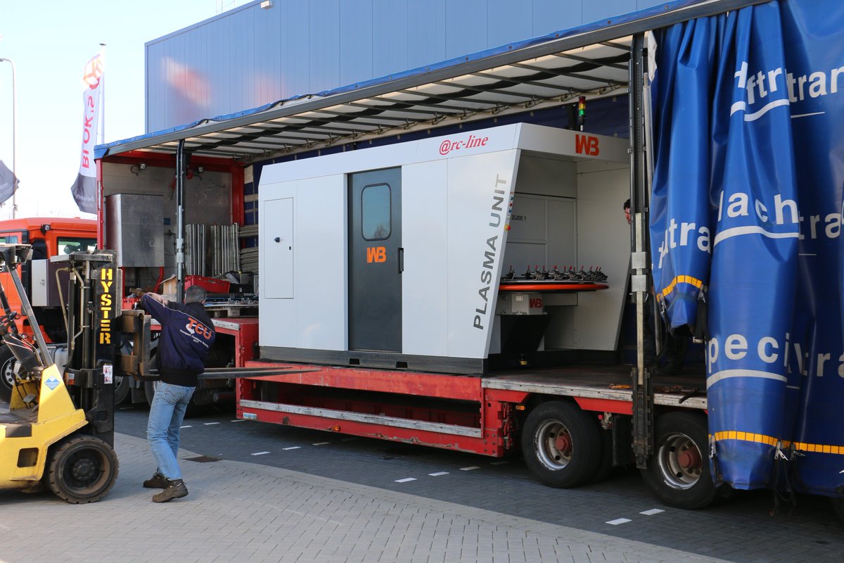 BloksDraadvorm's tweet image. Daar is hij dan, onze gloednieuwe #plasma las cabine! Met deze plasma #lasrobot kunnen wij onze klanten in o.a. de #voedingsindustrie nog beter bedienen bij het samenstellen van verschillende #RVS producten met een volledig geautomatiseerd en gegarandeerd spettervrij lasproces.