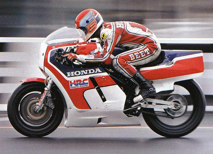 m82sp1t57's tweet image. ホンダＲＳ1000ＲＷ。1982年にホンダが社運を賭けたＶＦシリーズ実証用に開発したモンスター。ＶＦと同構成だが実際は別物の1024ccV4を搭載。Ｆスペンサーとデイトナ200（たしか木山賢吾と鈴鹿200kmにも）参戦。強烈な速さを見せるが強大なパワーにタイヤがもたず。
#幻のレーシングバイクについて語る